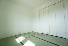 同仕様写真。リビングからの続き間として和室をご用意しました。普段はリビングとつなげて開放的なスペースとして、来客時には客間としてお使いいただけます。