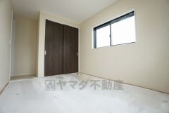 リビング横の和室は、思い切りお子様が遊べるキッズスペースに。柔らかい畳の上なら、お子様が転んでも怪我をしにくく安心です。