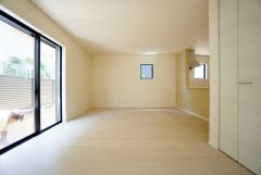 大きな掃き出し窓のあるリビングは、陽光あふれる明るい空間です。ゆったりと寛げる憩いの場となりそうです。