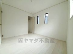 2面採光を確保した明るい室内は、風通しも良く、大変居心地の良い空間となっております。爽やかな風を感じて起きる朝は、快適生活の始まりに。