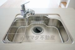 広々とした凸型シンクに洗剤ポケットを標準装備。大きなお鍋など洗いやすいです。