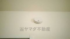 火災による煙や熱を感知して、警報音やブザー等で火災の発生を知らせてくれる火災警報器。