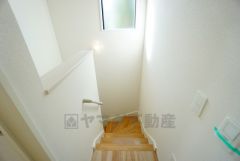 お子様も高齢の方も安心して上り下りができる手摺がついた安心設計です。 階段には小窓を配置しました。日中でも暗くなりがちな階段下が明るくなり安全ですね。