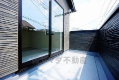 同仕様写真。南側に面したバルコニーは日当たり良好です。お洗濯物も気持ちよく干せそうです。日光浴をしたり、星を眺めたりも良いですね^^