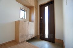 同仕様写真。たっぷり収納できるシューズボックスです。家族全員の靴がきれいに整頓できます。棚の上にお花や写真を飾っても良いですね。