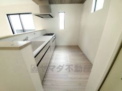 リビングにいるお子様を見守りながらお料理ができる対面キッチン。カウンタートップの汚れもサッと拭き取ることができ、お掃除ラクラク＾＾