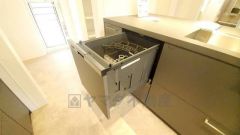 食後の時間にゆとりを与えてくれる食器洗い乾燥機。操作ボタンも上面にあるので、腰をかがめずに操作が楽々。