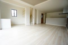 リビングにアクセントクロスを取り入れているので、空間にメリハリが生まれ、インテリア全体の印象が引き締まります＾＾