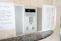 オートロックは、外部の人が自由に建物内に出入りできないため、不審者の侵入防止効果があります。