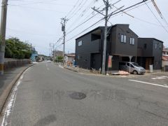 前面道路は広く、車同士がすれ違うスペースが十分にあります。落ち着いた住宅地内で快適な生活を実現してみませんか＾＾
