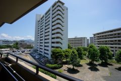 バルコニーからの眺望です。南東向きで陽射しも確保しています。板付北小学校も見渡せます＾＾