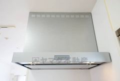 お手入れが簡単なスリム型レンジフードです。調理により発生する油煙や臭いを吸い込み、屋外へ排気してくれます。