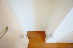 2階の廊下にも収納を確保。各居室に入りきれなかった荷物や、2階で使用する日用品のストック置き場に便利です。