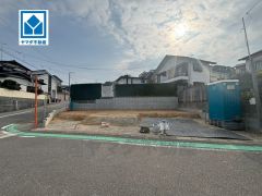 現地（2026年3月9日）撮影。若宮小学校徒歩4分＾＾スーパーやコンビニなども近く周辺環境充実。快適でゆとりのある生活空間で新生活を始めましょう^^スーパーやコンビニなども近く周辺環境充実＾＾