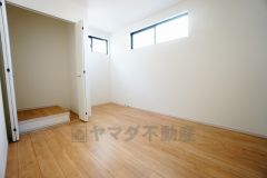 住む人のこだわりを活かす洋室。日当たりがよく、寝室としての利用もおすすめ。広めのクローゼットには荷物をすっきり片付けられ、ゆとりのある暮らしが出来ます＾＾