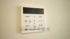 キッチン横からお湯張り、追い炊き、足し湯がボタン一つで楽々操作できる給湯機リモコンです。忙しい夕飯準備の時間帯に重宝しますね。