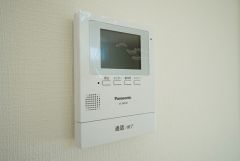 同仕様写真。防犯はもちろん、セールスマン対策にもなるモニター付きインターホンです。お子さん1人での留守番時にも活躍しそうです。