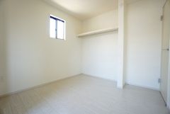 木目調のシンプルデザインで落ち着きと安らぎの空間に仕上げています。各部屋に収納が完備されているので、お荷物が増えても安心の設計です。