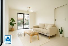 家具はイメージです。大きな窓のあるリビングは、陽光あふれる明るい空間です。居心地良く、ご家族皆がゆったりくつろげる憩いの空間となりそうです。