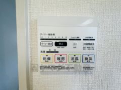 浴室暖房乾燥機には、暖房、乾燥、涼風、換気の4つの機能が付いています。タイマー付き。