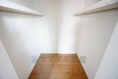 収納力豊富なウォークインクローゼット。洋服や小物などを1箇所にまとめて美しい収納を実現します。スーツケースのような大型の荷物も置けます＾＾