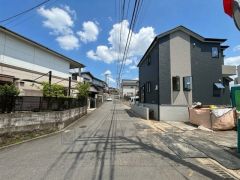 現地（2026年4月20日）撮影。住人以外の車の進入も少なく、小さなお子様を持つご家庭にも安心です。全戸駐車スペースも2台確保、来客時にも便利。