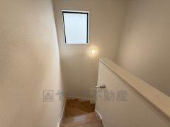 小さなお子様やご高齢の方でも安心できる、手すり付き階段。段差も低めで設定されており、安全性にも優れています。