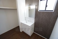 同仕様写真。パイプ付き枕棚スペースを確保した洗面所。室内物干しとして重宝しそうですね＾＾