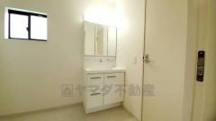 三面鏡つき洗面台。鏡裏にたっぷりとした収納スペースがあります。鏡を閉めてしまえば小物は見えないため、スッキリとした印象の洗面台にできます。