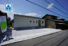 現地（2026年5月13日）撮影。生活がワンフロアで完結する平屋建て＾＾駐車並列5台。落ち着いた暮らしをお求めの方に＾＾