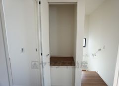 同仕様写真。2階ホール収納。生活用品のストック、季節衣類などの収納場所としても便利です。