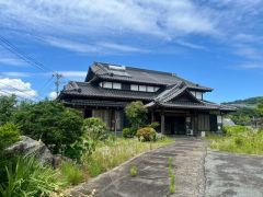 瓦屋根の日本の伝統を感じさせる佇まい。道路から建物までの距離にもゆとりがあり、開放感のある敷地。周囲の自然を感じながら、のんびりとした暮らしを楽しめる住環境です。