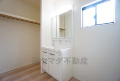 鏡の後ろはたっぷりの収納スペースを確保。歯みがきセットや化粧品などいつでもスッキと片付けることができます。