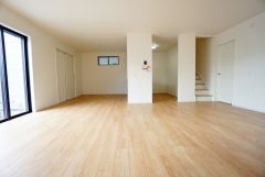 窓から光が差し込む明るいリビングダイニングです＾＾