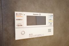 湯量・湯温の設定、そして保温までワンタッチのフルオートバス。便利な追い炊き機能付きです。