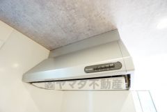 お手入れが簡単なスリム型レンジフードです。調理により発生する油煙や臭いを吸い込み、屋外へ排気してくれます。