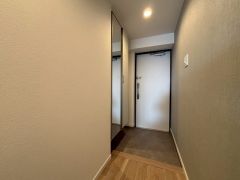 シューズボックスは全身鏡付きで、お出かけ前にコーディネートのチェックが出来ますね。