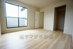 寛ぎの時間を紡ぎだす主寝室は、大型ベッドを置いても余裕の広さを確保しています。