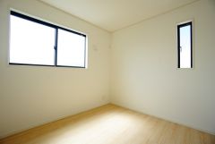2面採光を確保した明るい室内は、風通しも良く、大変居心地の良い空間となっております。日当たりがよく、子供部屋としての利用もおすすめ。