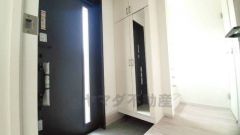 たっぷり収納できるシューズボックスです。家族全員の靴がきれいに整頓できます。棚の上にお花や写真を飾っても良いですね。