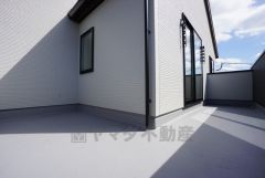 陽当たりの良いバルコニーです。お洗濯やお布団干しはもちろん、日光浴スペースにも。足元は防水工事施工済です。