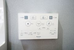 温水、暖房、ウォシュレット付の高機能トイレです。