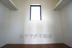 同仕様写真。収納力豊富なウォークインクローゼット。洋服や小物などを1箇所にまとめて美しい収納を実現します。スーツケースのような大型の荷物も置けます＾＾