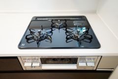 複数の調理を一度に行うことができる3口コンロ。効率よくお料理が出来ます。毎日のお料理も楽しくなりますね＾＾