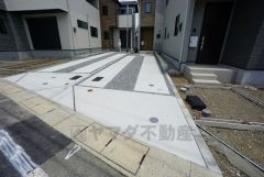 駐車スペースはゆとりある2台分を確保。マイカー用に、お客さま用に、余裕を持ってご利用いただけます。