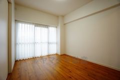 住む人のこだわりを活かす洋室。日当たりがよく、寝室としての利用もおすすめ。広めのクローゼットには荷物をすっきり片付けられ、ゆとりのある暮らしが出来ます＾＾