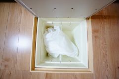 キッチンに床下収納があります。長期保存ができるもの、調理器具、防災グッズを入れておくのもいいですね。