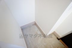 お子様用の遊び道具やアウトドア用品、ゴルフバッグなどの大型の荷物まできっちり収納できる広さのシューズクロークです。