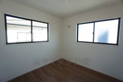 同仕様写真。2面採光を確保した明るい室内は、風通しも良く、大変居心地の良い空間となっております。爽やかな風を感じて起きる朝は、快適生活の始まりに。