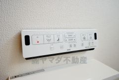 壁リモコンタイプのウォシュレット付き。すっきりした見た目で、トイレ奥の掃除もしやすいです。